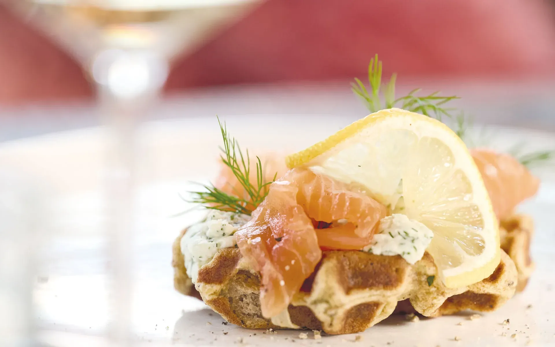 Brot-Knödel-Waffel mit Räucherlachs und Crème Fraîche, angerichtet