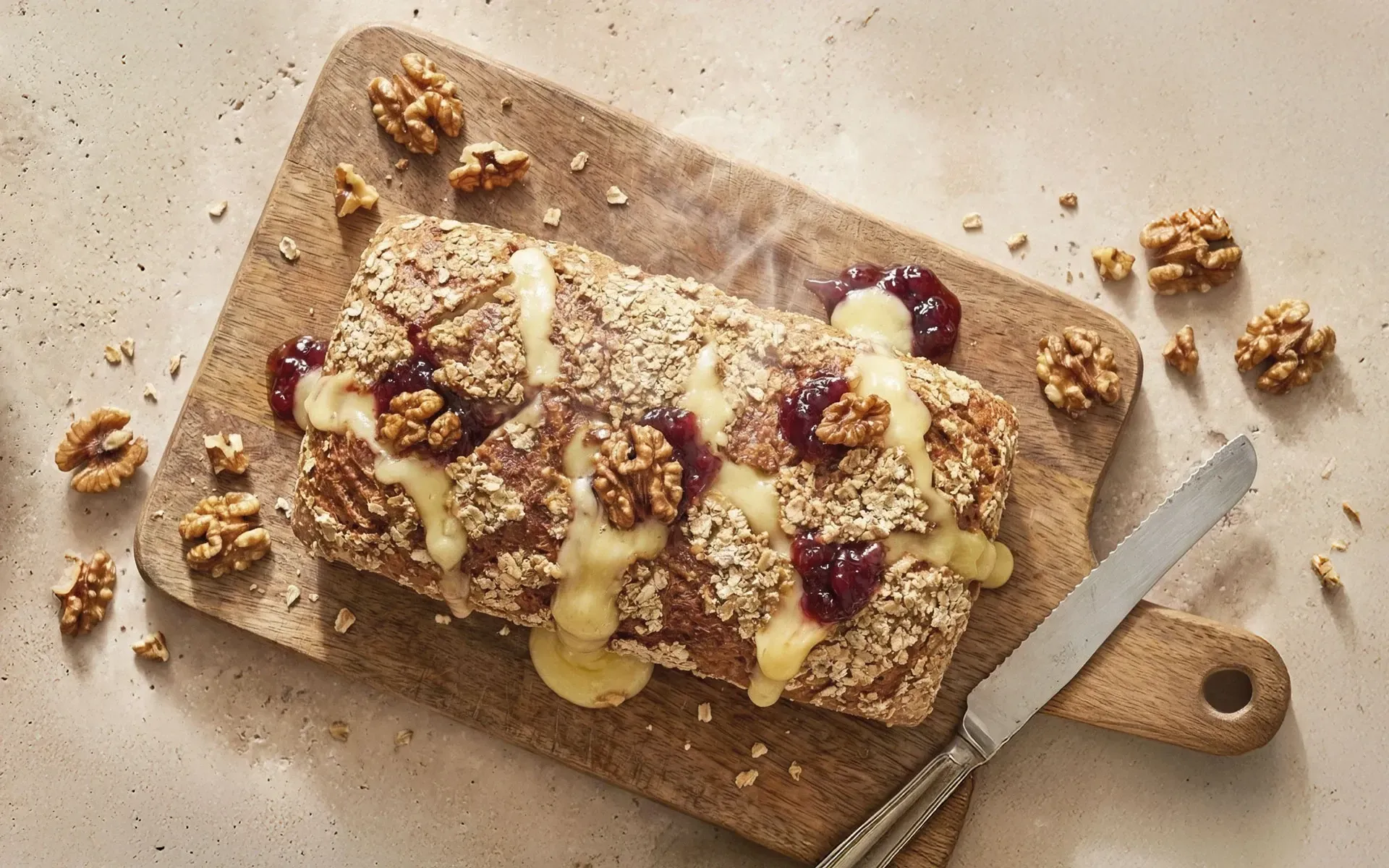 Dinkel-Vollkorn Brot mit Camembert, Preiselbeeren und Walnüssen, angerichtet