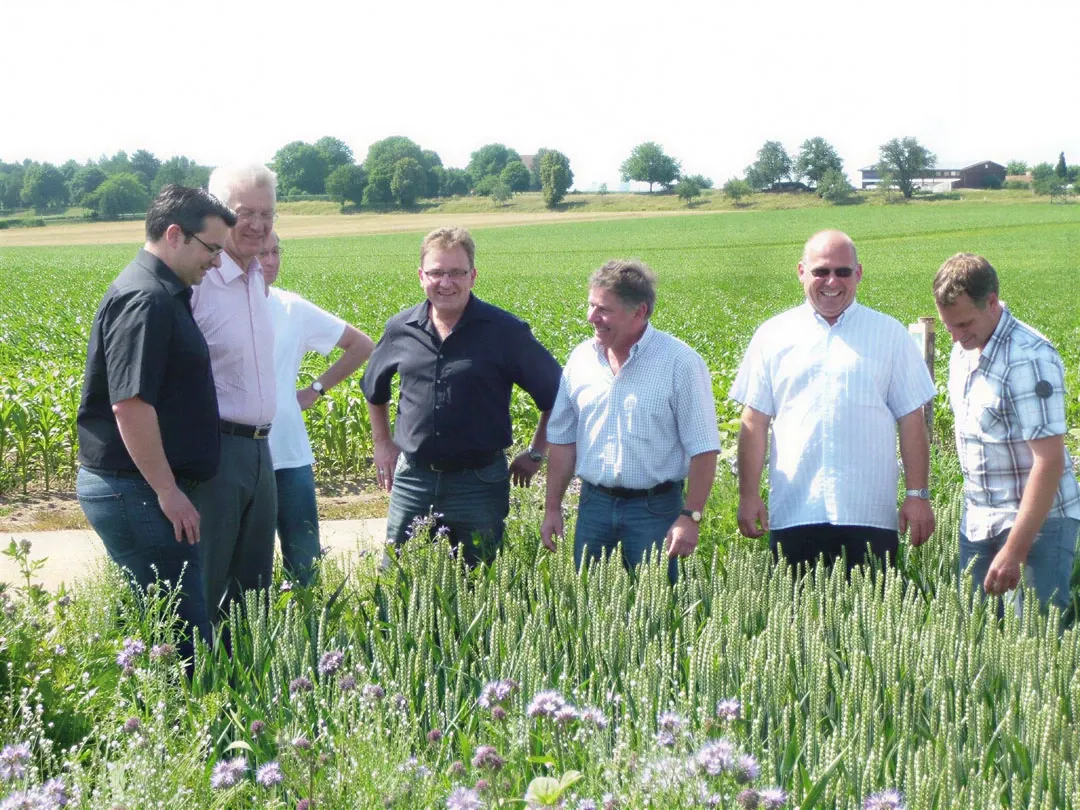 Tobias Maurer mit Günter Häfner und weiteren Landwirten des Landkorn-Konzepts
