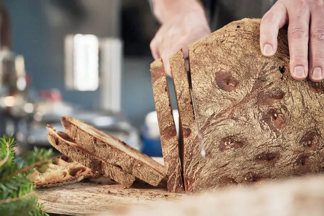 Älbler Steinofenbrot wird in Scheiben geschnitten