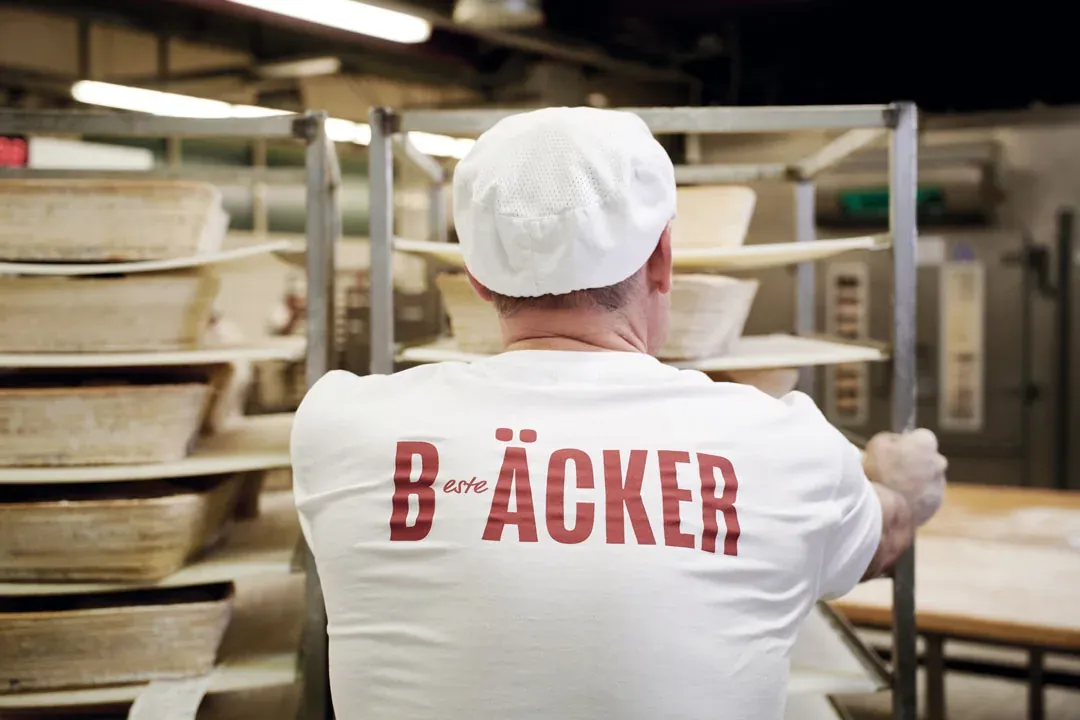 Bäcker von hinten in der Backstube
