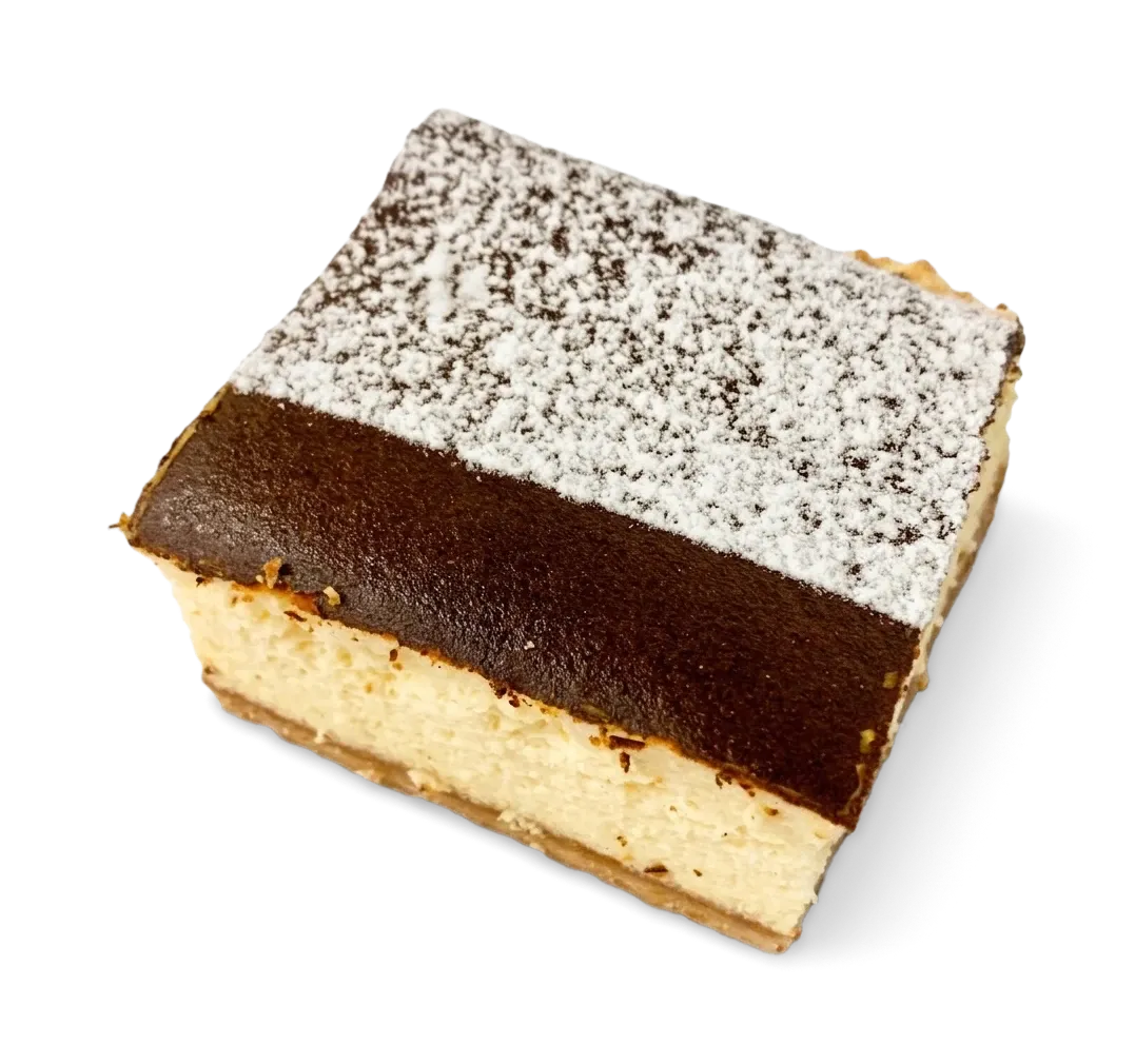 Käsekuchenschnitte, freigestellt von oben