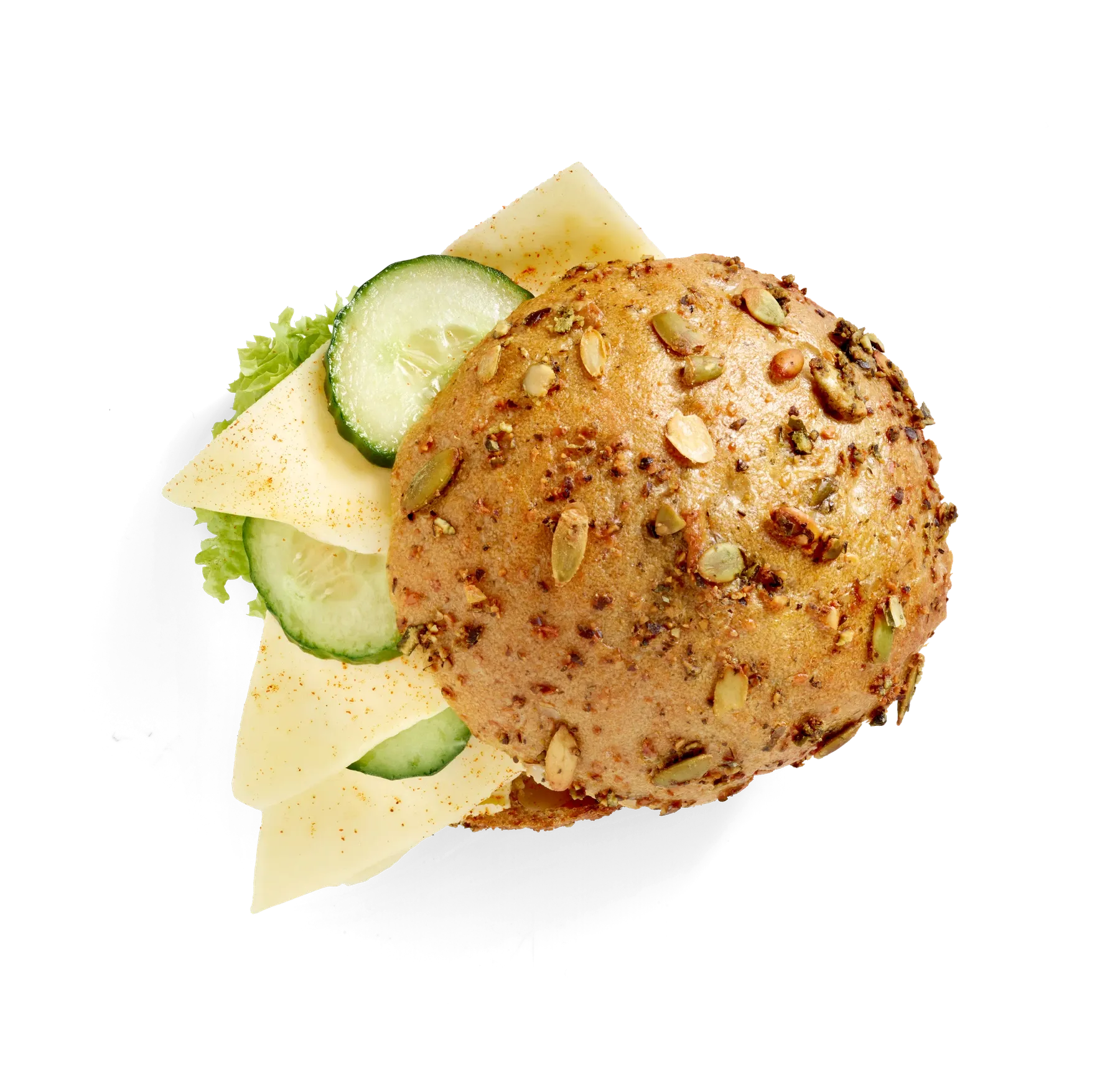 Kürbisbrötchen mit Käse, freigestellt von oben