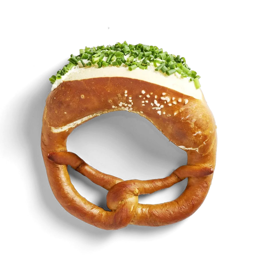 Laugenbrezel mit Frischkäse und Schnittlauch, freigestellt von oben