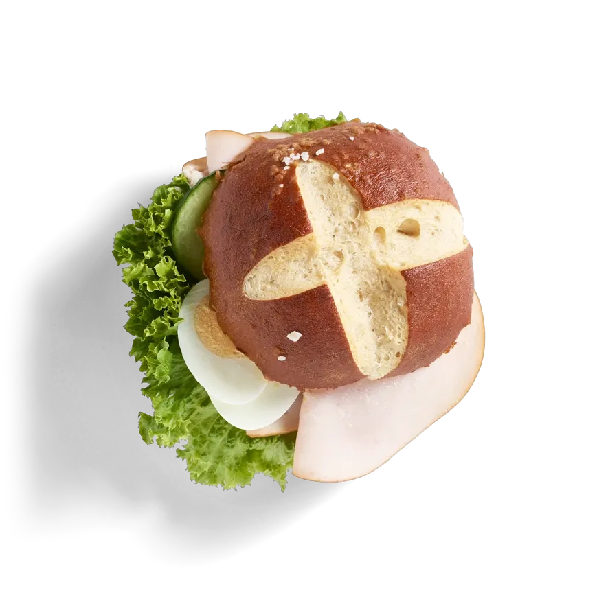 Laugenweckle mit Putenbrust, freigestellt von oben