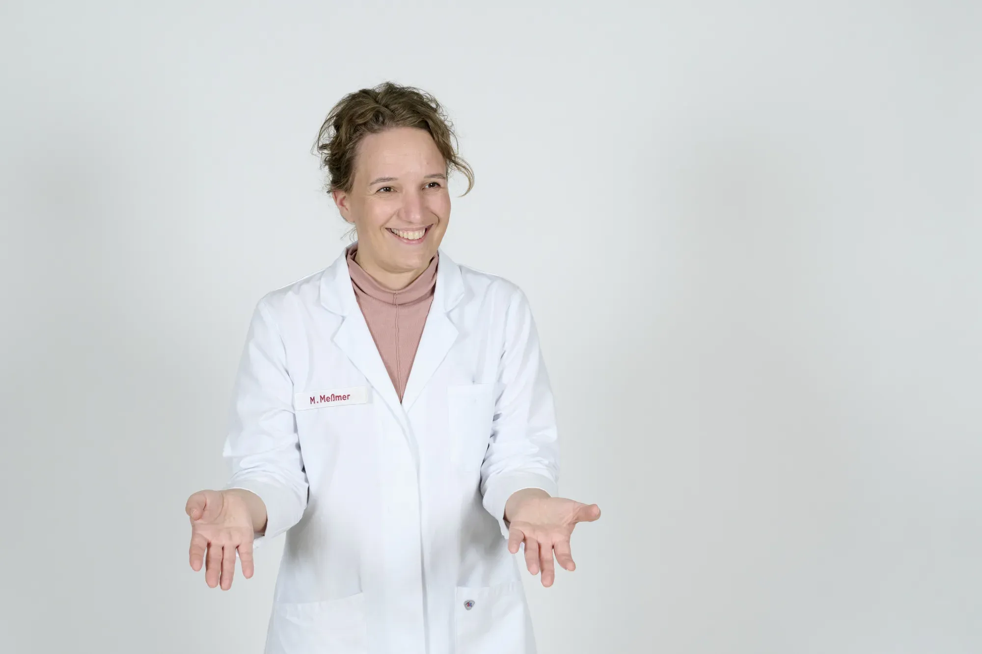 Mareike Meßmer kontrolliert eine Maschine in der Backstube