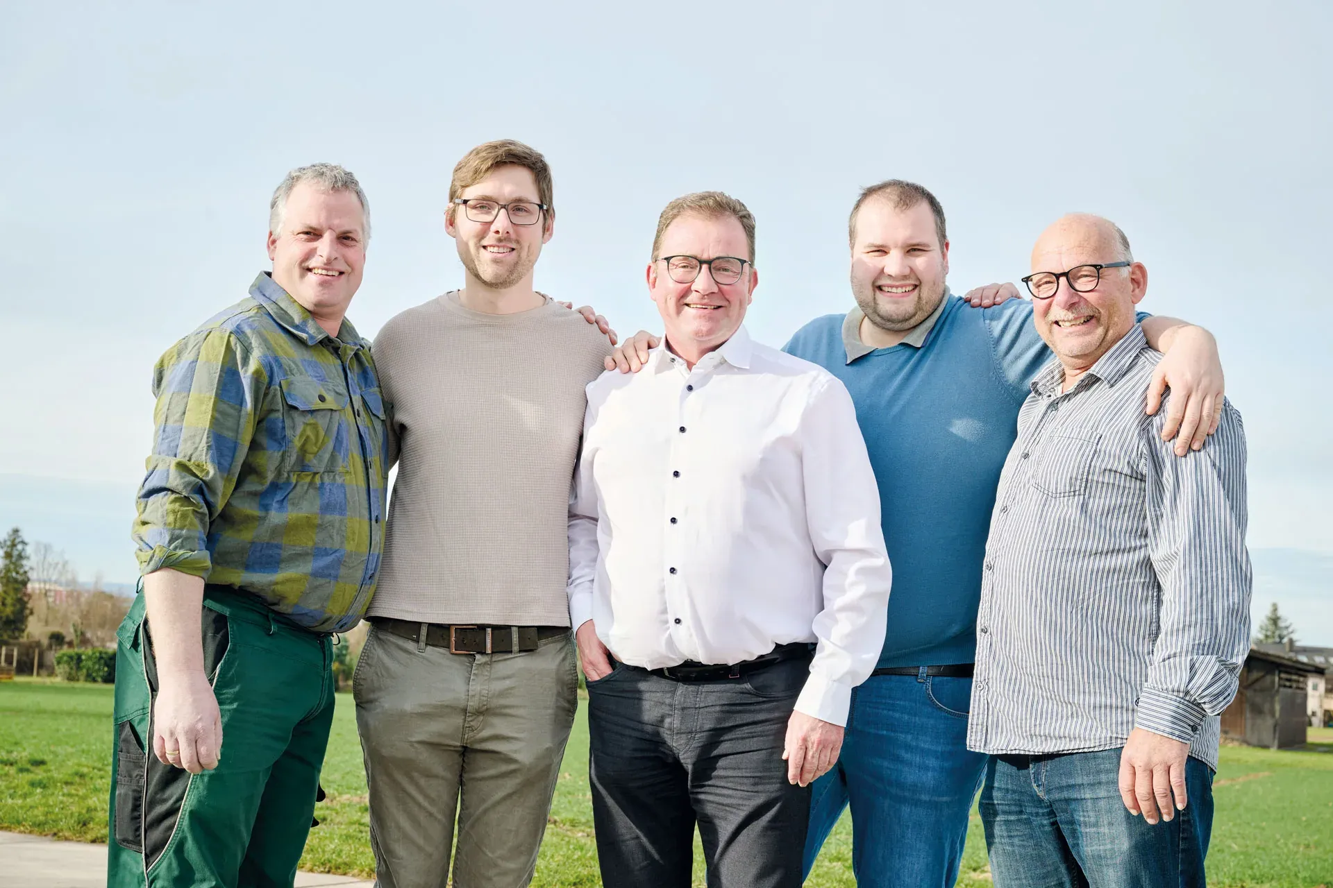 Zwei Landwirte stehen am Rand eines reifen Getreidefeldes