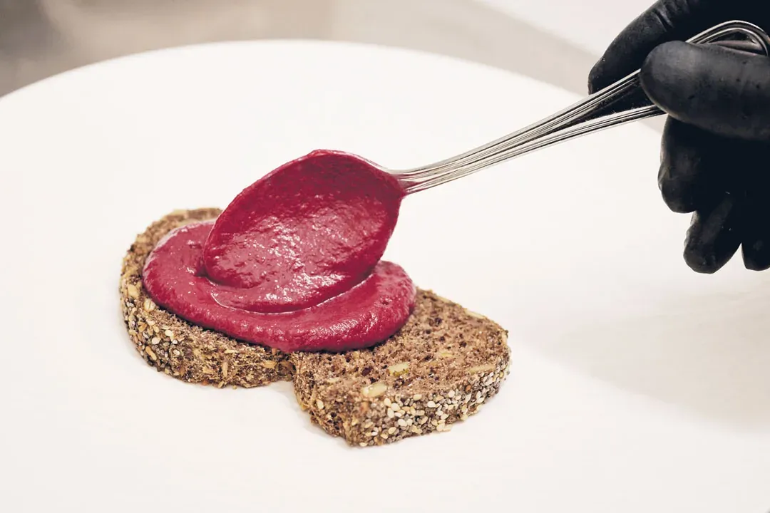 Rote Bete Dip auf MEHL-OHNE Brot