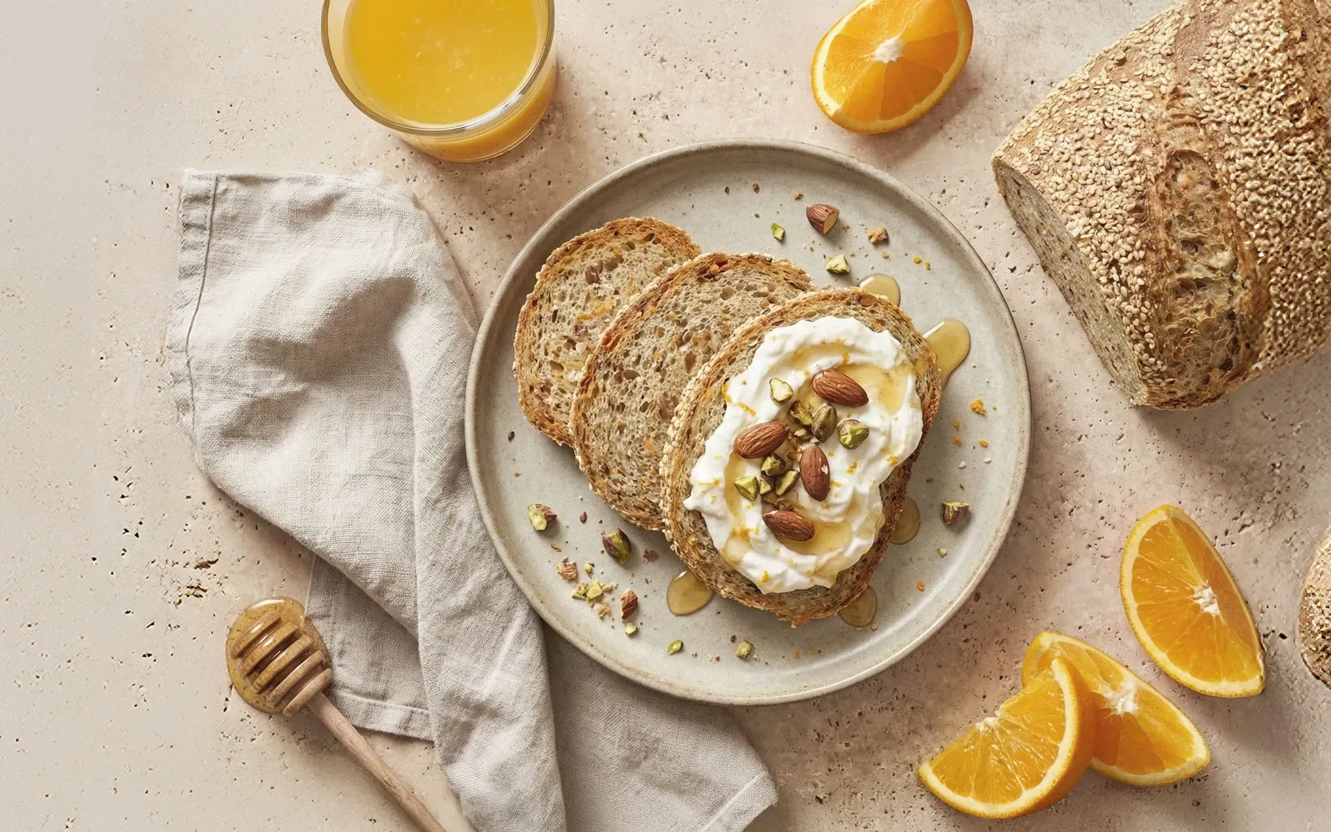 Orangen-Quark-Schnitten mit Mandelcrunch, angerichtet