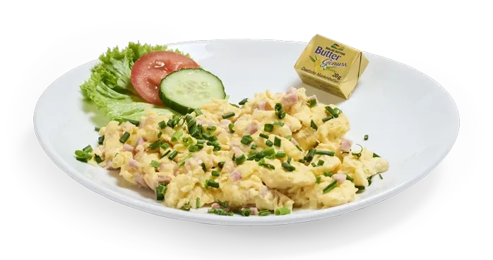 Rührei-Frühstück, freigestellt von oben