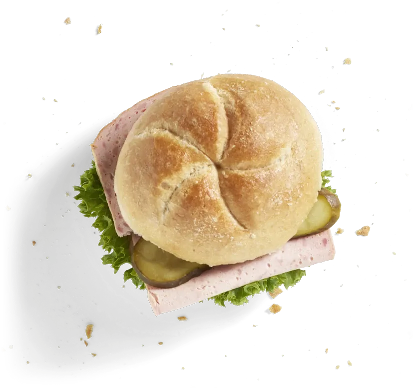 Tafelbrötchen mit Fleischkäseaufschnitt, freigestellt von oben