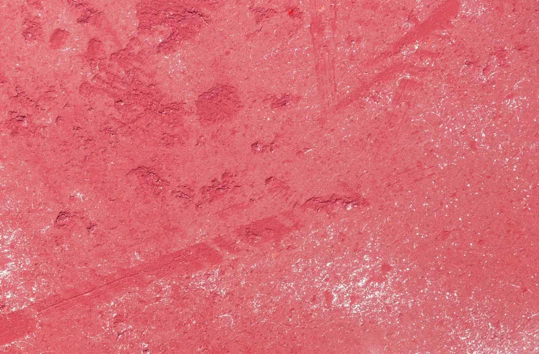 Nahaufnahme des rot gespachtelten Terra Stone, Kellenzüge und Glimmer sind zu erkennen