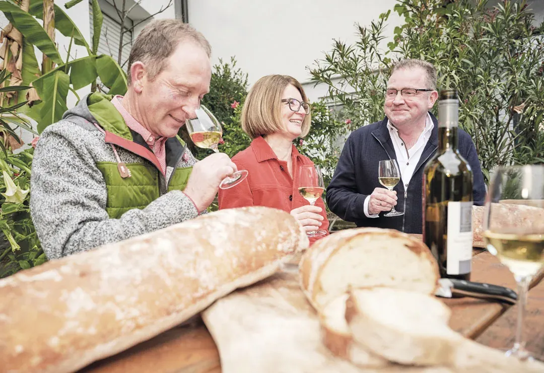 Hartmut und Anja Luckert mit Tobias Maurer